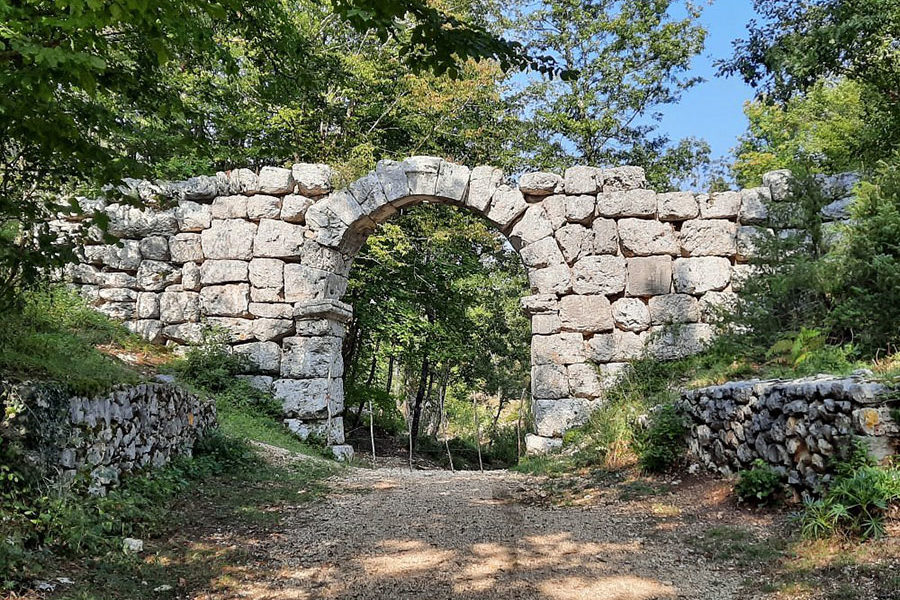 Arco di Trevi nel Lazio