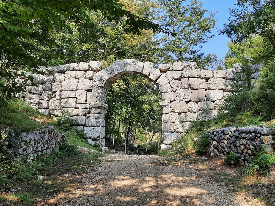 Arco di Trevi nel Lazio