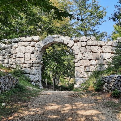 Arco di Trevi nel Lazio